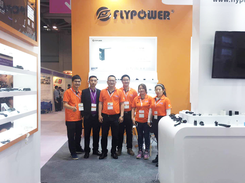 直击2018环球资源展现场，气氛火爆，飞天鹰61W Type-c PD充电器惹人注目。